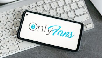 Besitzerin entsetzt: Hundesitterin dreht heimlich Onlyfans-Videos im Badezimmer