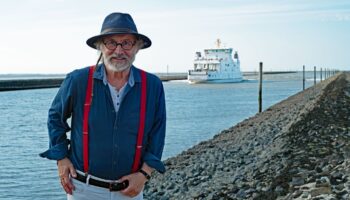 Ostfriesenkrimis: Klaus-Peter Wolf steht an der Nordsee.