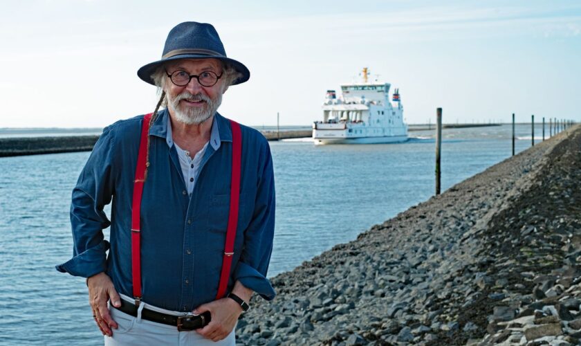 Ostfriesenkrimis: Klaus-Peter Wolf steht an der Nordsee.