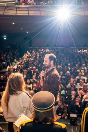 Bonne humeur et musique populaire: la folle tournée du film En fanfare dans le Nord