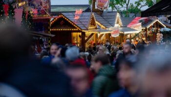 Weihnachtlich beleuchtete Hütten stehen auf dem Weihnachtsmarkt in Essen-Steele. Foto: Henning Kaiser/dpa