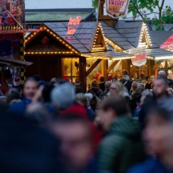 Weihnachtlich beleuchtete Hütten stehen auf dem Weihnachtsmarkt in Essen-Steele. Foto: Henning Kaiser/dpa