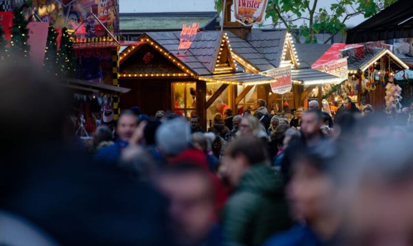 Weihnachtlich beleuchtete Hütten stehen auf dem Weihnachtsmarkt in Essen-Steele. Foto: Henning Kaiser/dpa