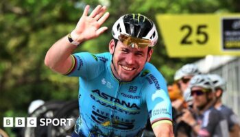 Mark Cavendish waves to the crowd