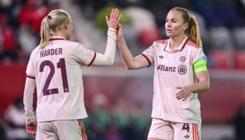 Pernille Harder (l) und Glodis Perla Viggosdottir feiern den Sieg gegen die Norwegerinnen. Foto: Harry Langer/dpa