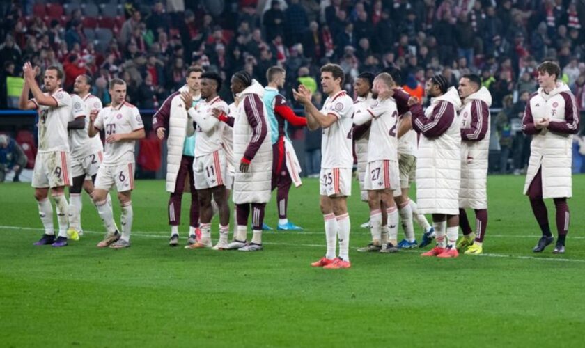 Die Bayern-Profis feierten ihren wichtigen Sieg nur verhalten vor ihren Fans.