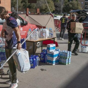 Colas ante el Parque de Bomberos de Córdoba para ayudar a los damnificados de la DANA en Valencia