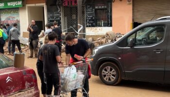 Colegio La Fila, epicentro de la ayuda en Alfafar: "Llevo 72 horas sin dormir"