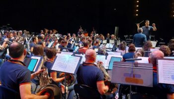 « Comme si Mozart nous dirigeait » : en Essonne, un chef d’orchestre mondialement connu mène des amateurs