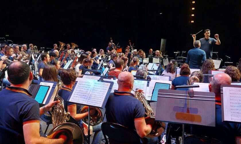 « Comme si Mozart nous dirigeait » : en Essonne, un chef d’orchestre mondialement connu mène des amateurs