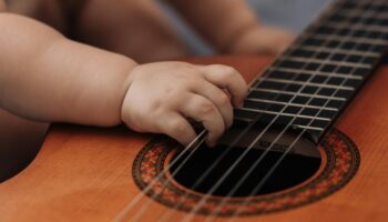 Concerts et biberons: le quotidien agité des artistes parents en tournée