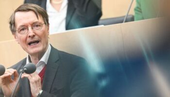 Corona-Pandemie: Karl Lauterbach rechtfertigt Beibehalten von Risikostufe 2022