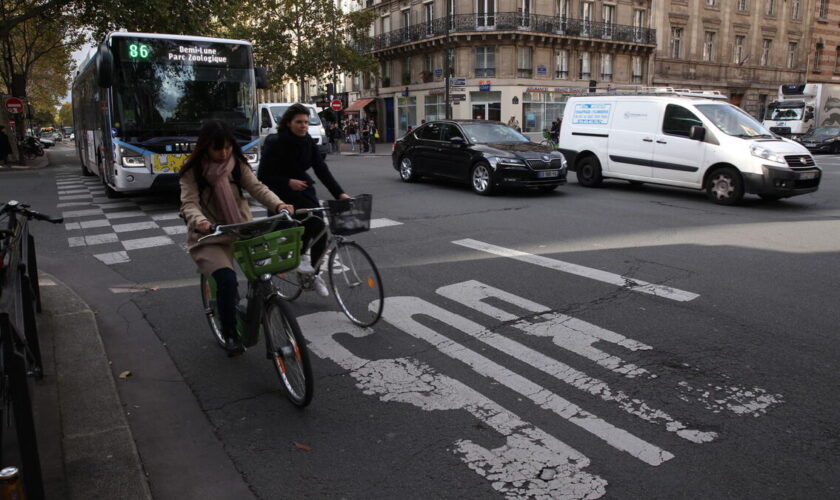 Coups de pression, klaxons… À Paris, un chauffeur de bus mis à pied pour son « combat contre les cyclistes »