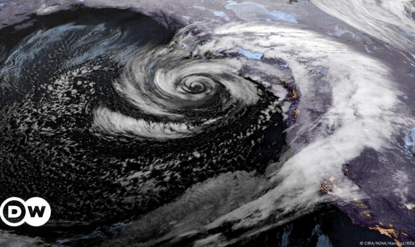 Deadly 'bomb cyclone' lashes US Northwest