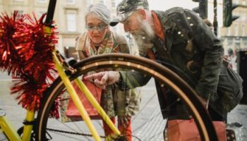 Die besten Geschenke für Fahrradfahrer: AirTag-Halter, Überschuhe, Regenjacken und mehr