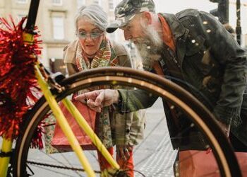 Die besten Geschenke für Fahrradfahrer: AirTag-Halter, Überschuhe, Regenjacken und mehr