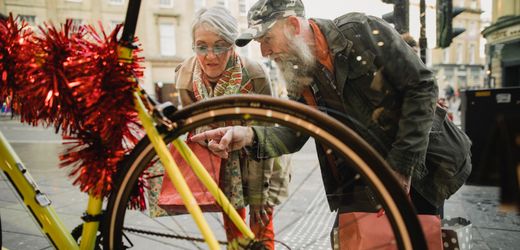 Die besten Geschenke für Fahrradfahrer: AirTag-Halter, Überschuhe, Regenjacken und mehr