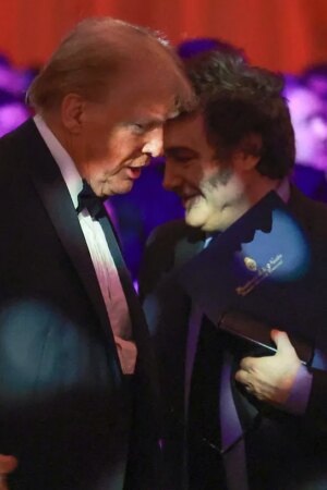 Donald Trump y Javier Milei se elogian mutuamente en una gala de un foro de conservadores en Mar-a-Lago