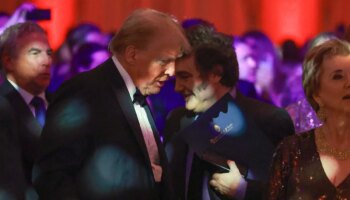 Donald Trump y Javier Milei se elogian mutuamente en una gala de un foro de conservadores en Mar-a-Lago