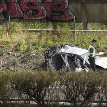 Dos fallecidos y cinco heridos en un accidente múltiple en la A-66 en la provincia de Sevilla por un coche en dirección contraria