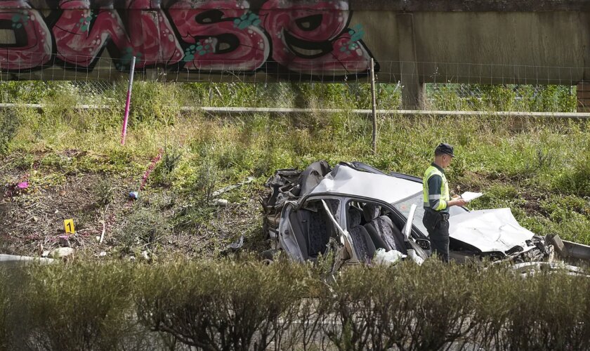 Dos fallecidos y cinco heridos en un accidente múltiple en la A-66 en la provincia de Sevilla por un coche en dirección contraria