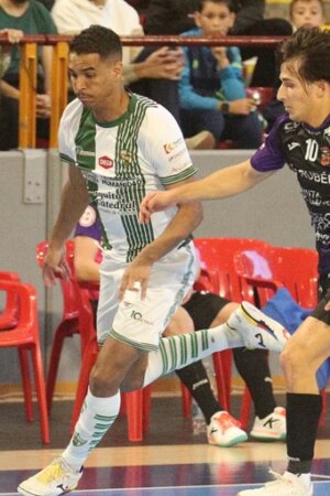 El Córdoba Patrimonio sufre en Vista Alegre para volver a la senda de la victoria (2-1)