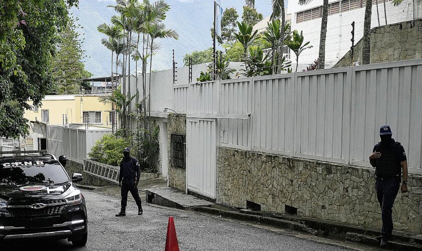 El chavismo acosa al círculo cercano de Machado: drones, cortes de luz e inhibidores telefónicos