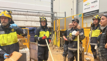 El despliegue canario retira toneladas de barro de calles y casas en la dana de Valencia