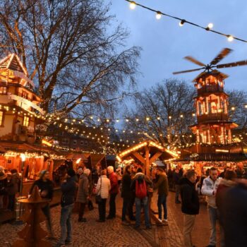 In Emden ist ein Autofahrer am Abend gegen eine Weihnachtsmarktbude gekracht und danach geflüchtet. (Archivbild) Foto: Karsten K