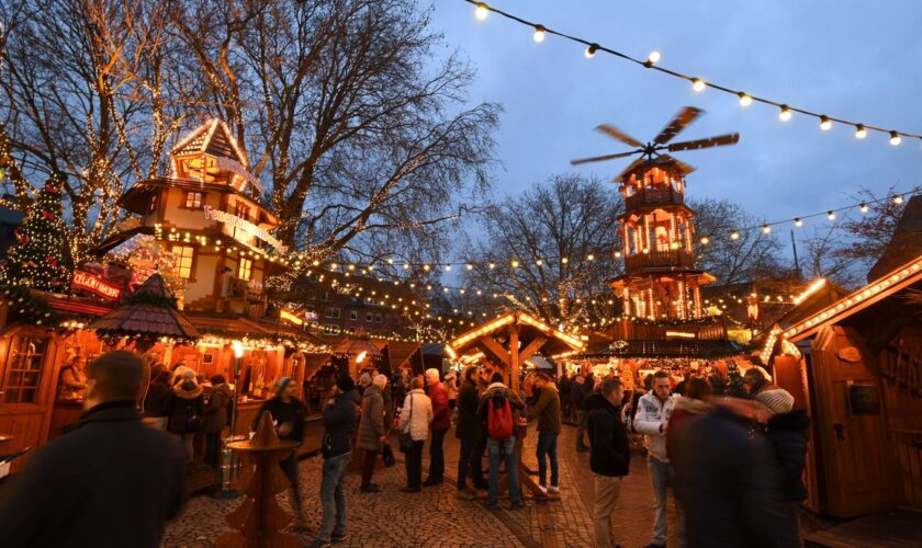 In Emden ist ein Autofahrer am Abend gegen eine Weihnachtsmarktbude gekracht und danach geflüchtet. (Archivbild) Foto: Karsten K