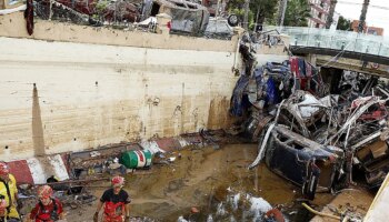 En la boca del túnel 'negro' de Benetússer a Alfafar donde los bomberos cruzan los dedos cien veces "coche a coche"