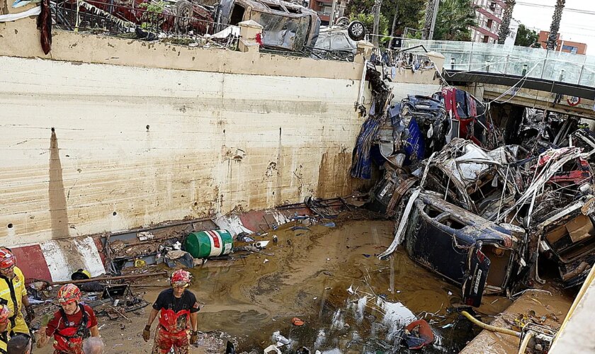 En la boca del túnel 'negro' de Benetússer a Alfafar donde los bomberos cruzan los dedos cien veces "coche a coche"