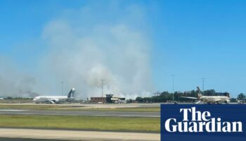 Engine failure forces Qantas flight into ‘distressing’ emergency landing at Sydney airport, sparking grass fire