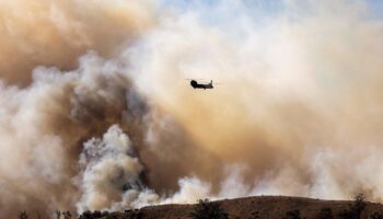 États-Unis : un incendie dévaste le comté de Ventura, en Californie, attisé par un vent chaud