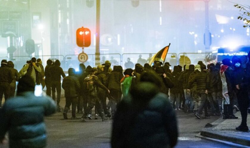 Rund um das Fußballspiel in Amsterdam kam es zu gewaltsamen Ausschreitungen. Foto: Jeroen Jumelet/ANP/dpa