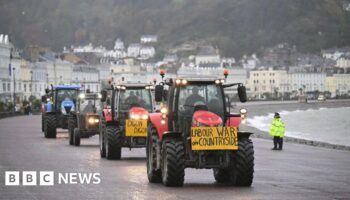 Farmers protest as Starmer defends Budget