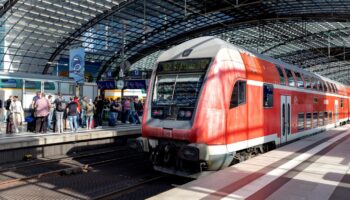 Regionalzug der Deutschen Bahn am Bahnsteig