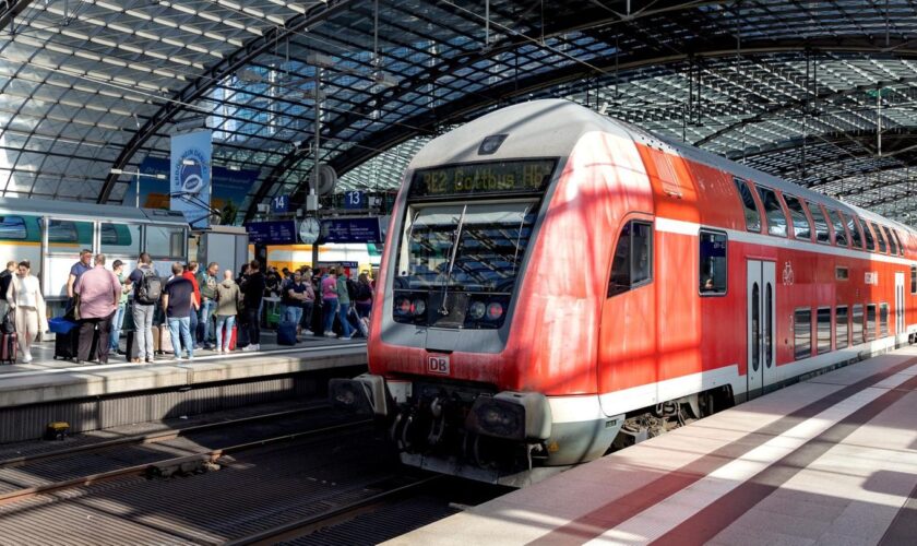 Regionalzug der Deutschen Bahn am Bahnsteig