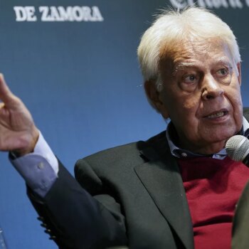 Felipe González carga contra Sánchez por su gestión de la DANA: "Yo no habría dicho que me pidan lo que necesiten"