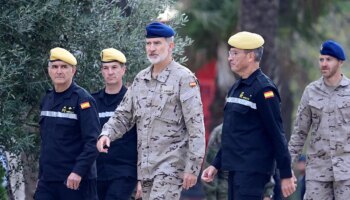 Felipe VI, con los militares desplegados por la Dana en Valencia: "Gracias por estar con nosotros y darnos ánimo para seguir"