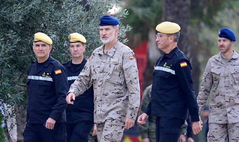 Felipe VI, con los militares desplegados por la Dana en Valencia: "Gracias por estar con nosotros y darnos ánimo para seguir"