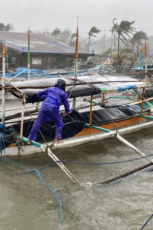 Filipinas eleva a supertifón la "potencialmente catastrófica" tormenta Man-yi y evacúa a más de 100.000 personas