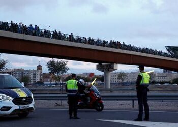 Flutkatastrophe in Spanien: Vorrang für Retter – Valencia schränkt Straßenverkehr ein