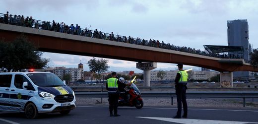 Flutkatastrophe in Spanien: Vorrang für Retter – Valencia schränkt Straßenverkehr ein