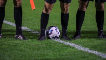 Football : un joueur meurt après avoir été frappé par la foudre en plein match au Pérou, plusieurs blessés