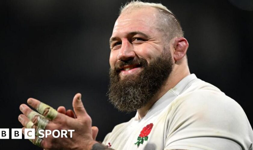 Jo Marler applauds the England fans