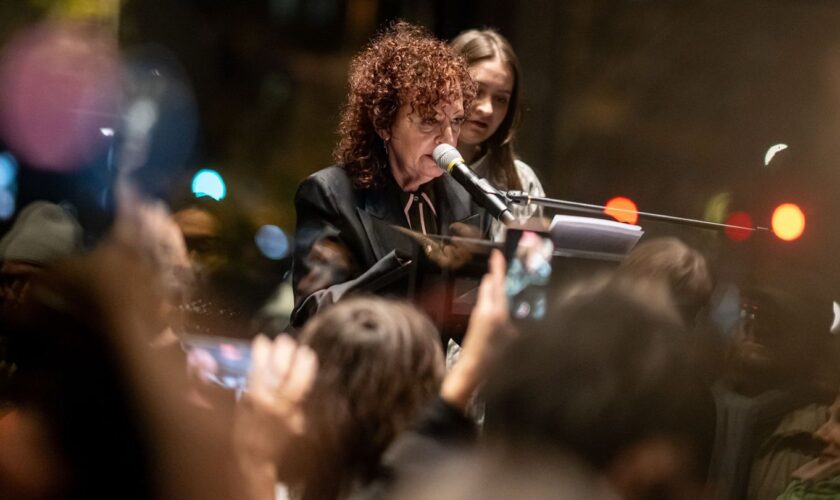 Nan Goldin beginnt ihre Rede mit einer mehrminütigen Schweigepause. Foto: Fabian Sommer/dpa