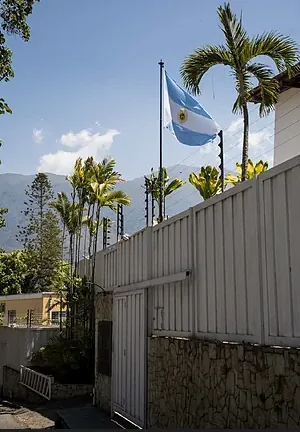 Fuerzas chavistas asedian con armas la Embajada argentina en Caracas