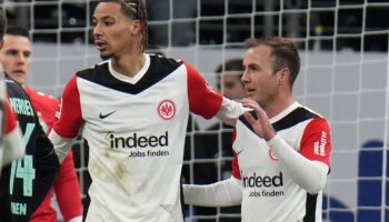 Mario Götze (r) schoss in seinem 100. Pflichtspiel die Führung für Eintracht Frankfurt gegen Werder Bremen. Foto: Thomas Frey/dp