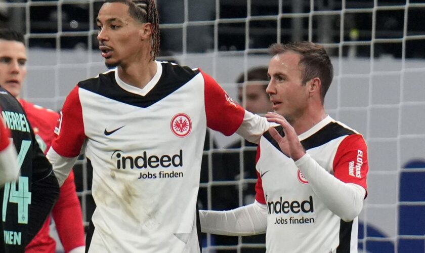 Mario Götze (r) schoss in seinem 100. Pflichtspiel die Führung für Eintracht Frankfurt gegen Werder Bremen. Foto: Thomas Frey/dp